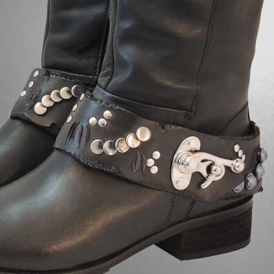 Stiefelband aus schwarzem Leder, rund geschnitten und gegengleich gearbeitet